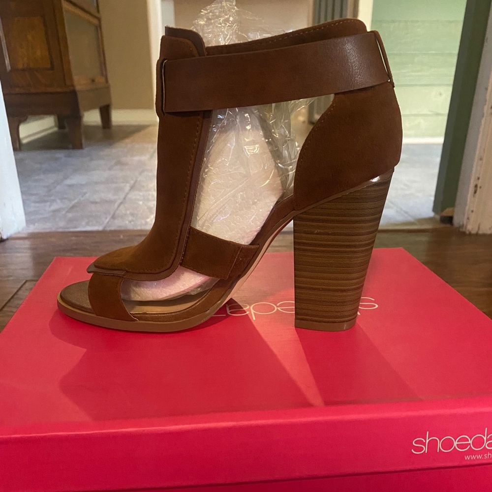 Shoes - Picture 4 of 5